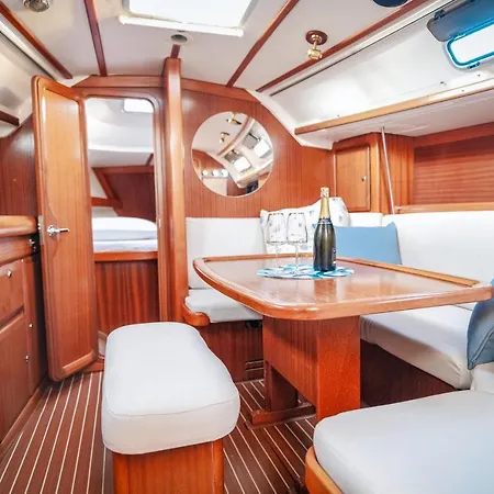 12 Metri Di Mare Botel